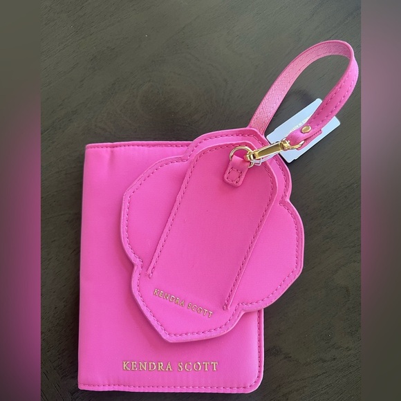 Kendra Scott Luggage Tag and Passport Holder in Pink NWT - Picture 2 of 8